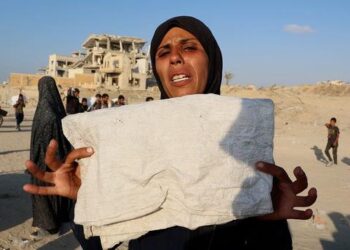 بين القذائف والجوع – نساء غزة يواجهن الموت بحثا عن الطعام