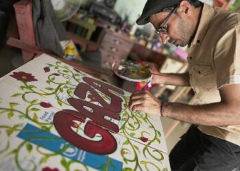 أحمد مهنا – فنان يرسم الجوع والأمل: 100 لوحة من غزة تجوب أوروبا لتسليط الضوء على الأزمة الإنسانية