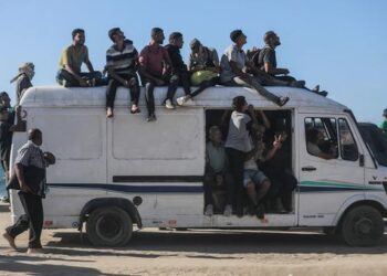 عائلات تعود لبيوتها في غزة رغم الدمار، وتزايد التهجير وخطوات الضم في الضفة الغربية