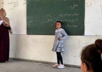 الأونروا توسع برنامجها التعليمي في غزة: مئات آلاف الطلاب استأنفوا الدراسة