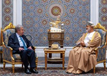 في زيارة إلى مسقط، الأمين العام يشيد بالدور الدبلوماسي لعُمان ويبحث ملف اليمن والموظفين المحتجزين