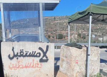 غارات جوية تطال مناطق سكنية في غزة، وإطلاق نار وهجمات في الضفة الغربية