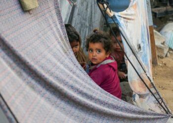 تقارير عن ضربات على مناطق سكنية في غزة، وعمليات إخلاء تهدد عائلات في الضفة الغربية