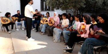 أطفال غزة يتعلمون الموسيقى في الخيام هربا من ضجيج الحرب