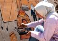 في غزة .. جنة ترسم الأمل على جدار منزلها المدمر