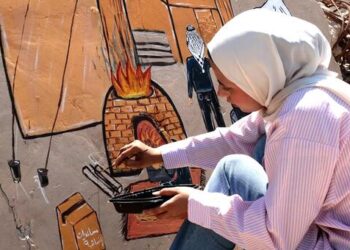 في غزة .. جنة ترسم الأمل على جدار منزلها المدمر