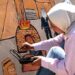 في غزة .. جنة ترسم الأمل على جدار منزلها المدمر