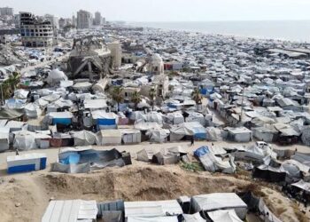 غزة – إصلاح مئات الملاجئ وسط عقبات إسرائيلية وتزايد حوادث الحرائق داخل الخيام