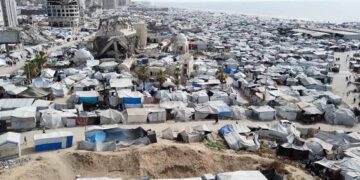 غزة – إصلاح مئات الملاجئ وسط عقبات إسرائيلية وتزايد حوادث الحرائق داخل الخيام