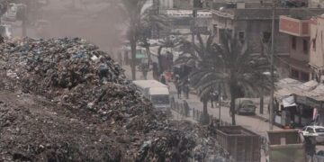 تقارير عن دخول مسلحين إلى موقع لإدارة النفايات الصلبة في غزة، ونائبة المنسق الأممي تزور القطاع