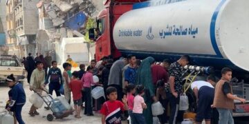 غزة – المنسق الأممي يقود زيارة دبلوماسية افتراضية لموقع نزوح في خان يونس