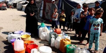 البحث عن مياه الشرب يتحول إلى معاناة يومية للنازحين في غزة